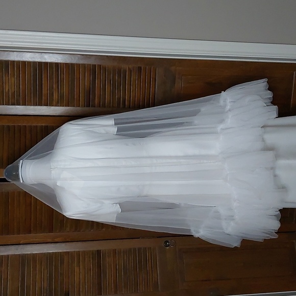 White Fingertip Ruffle Edge Wedding Veil With Comb - Picture 7 of 10